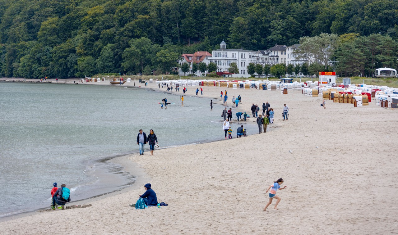 Urlaub an der Ostsee: Ein großes Bauprojekt steht auf der Urlaubsinsel Rügen an, worüber sich viele Einheimische und Touristen aufregen. (Archivbild)