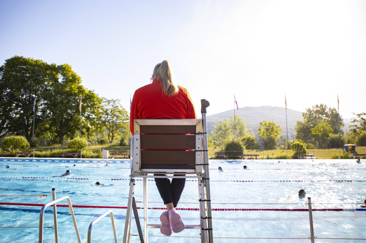 Im Ruhrgebiet mangelt es an Bademeistern und Rettungsschwimmern. (Symbolbild)