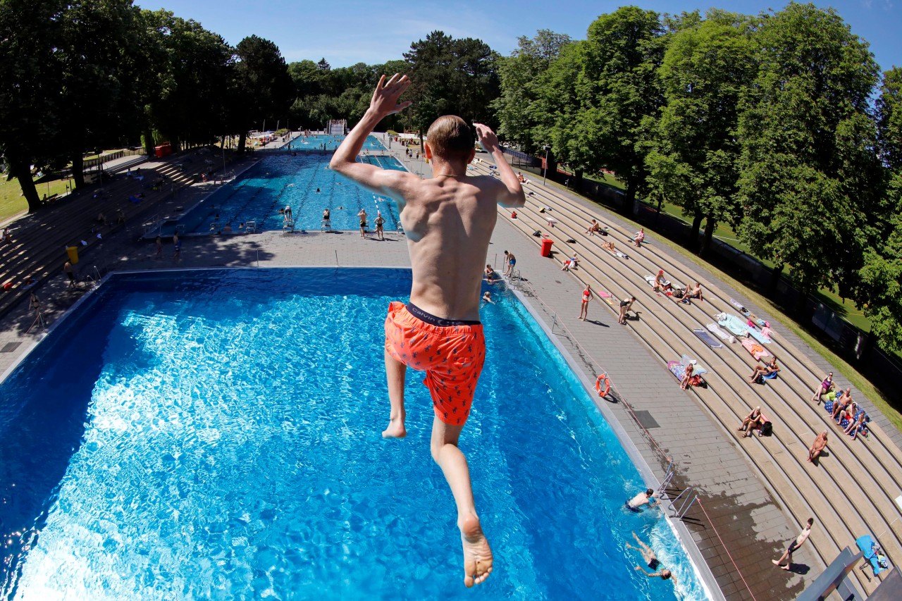 Im Ruhrgebiet kommt der Badespaß im Freibad aktuell noch zu kurz. (Symbolbild)