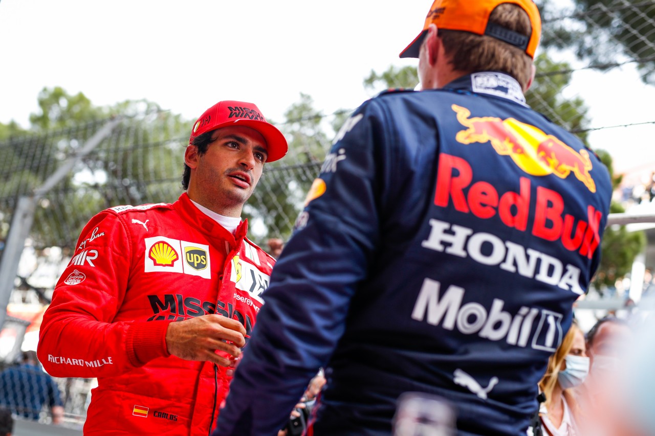 Carlos Sainz im Gespräch mit Max Verstappen.