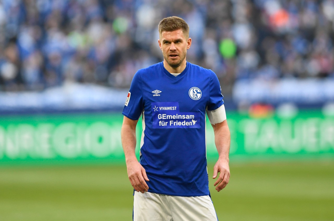 FC Schalke 04: Stürmer Simon Terodde zeigt sich fassungslos.