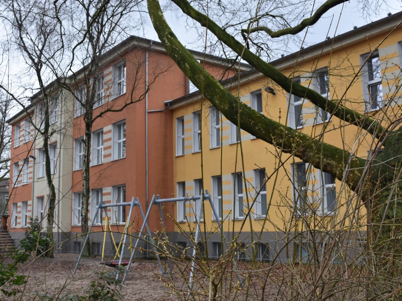 Vor der Grundschule, die der getötete Junge besucht hatte, hielten am Dienstag Polizisten Wache. In allen Herner Grundschulen blieben die Kinder während der Großen Pause am Dienstag in den Gebäuden.