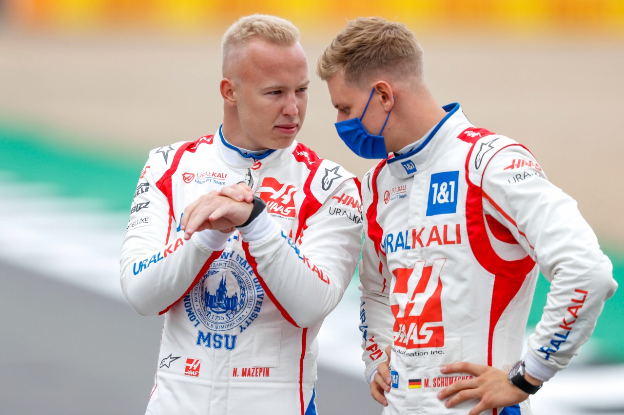 Mick Schumacher (r.) und Nikita Mazepin (l.) sind bislang als einzige Fahrer ohne Punkte. 