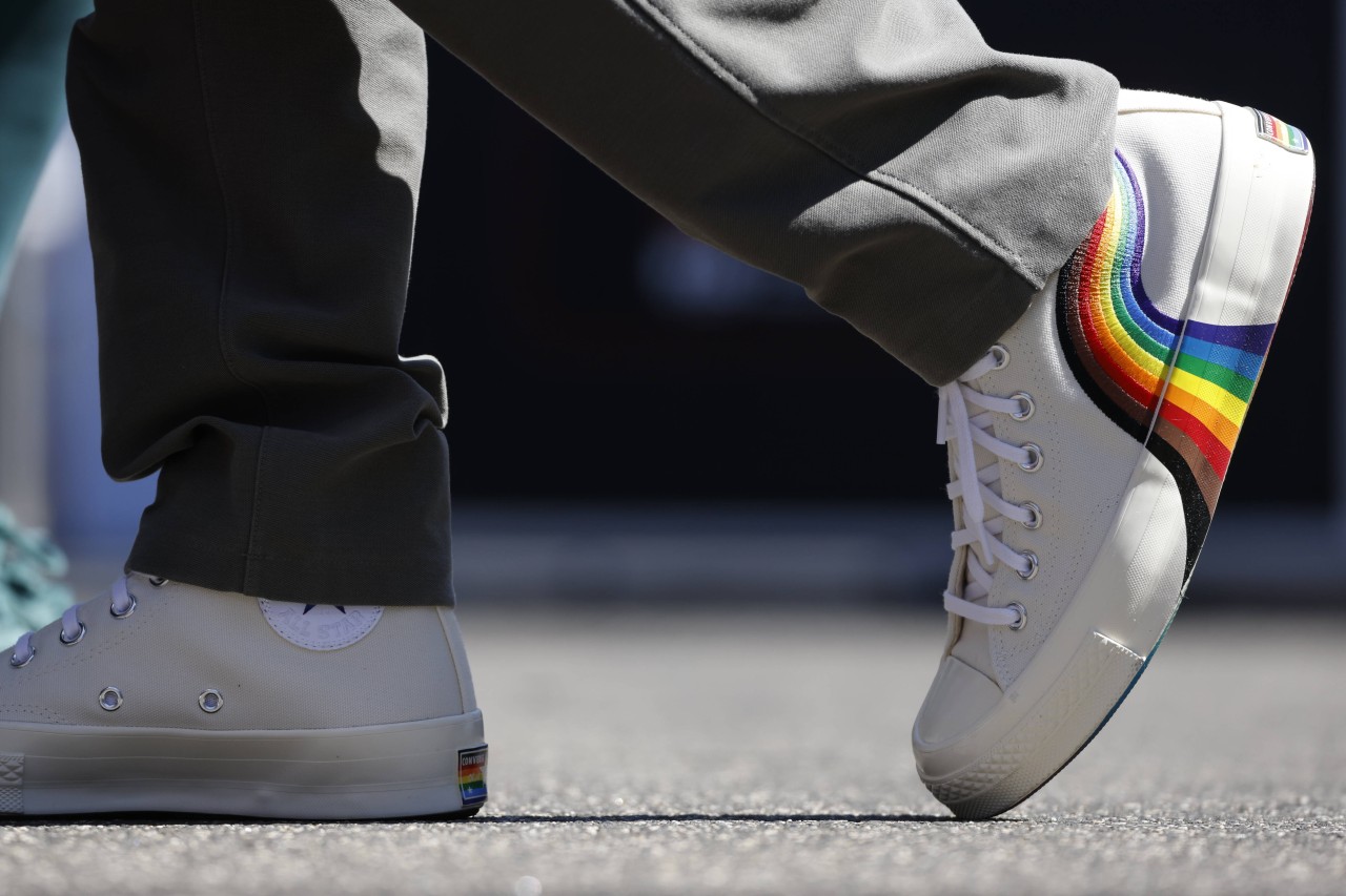 Sebastian Vettel trug am Donnerstag diese Regenbogen-Schuhe!