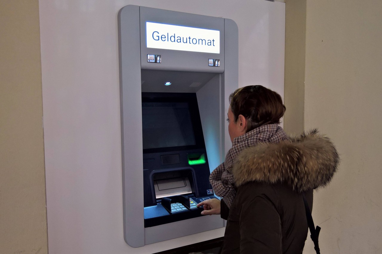 Sparkasse nutzt fiesen Trick - Kunden sollten beim nächsten Geldabheben genau hinschauen. (Symbolbild)