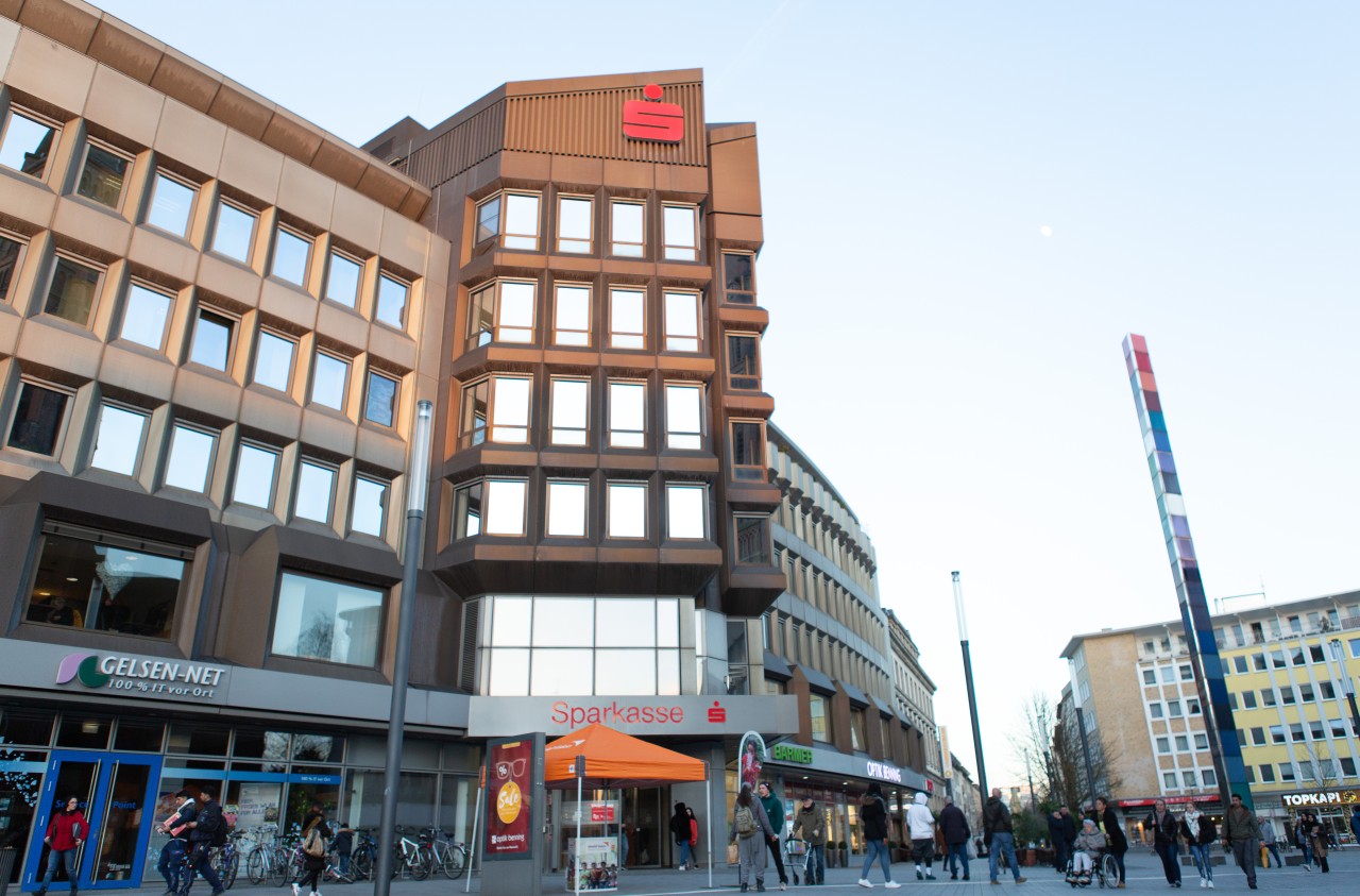 Vor dieser Filiale der Sparkasse in Gelsenkirchen ereignete sich der Vorfall. (Archivbild)