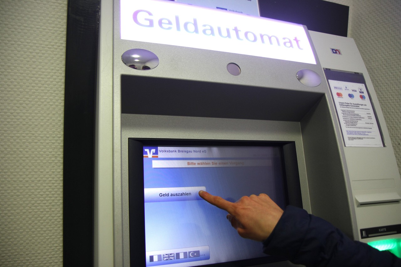 Kunden der Sparkasse und Volksbank in NRW können sich womöglich über eine Rückerstattung freuen. (Symbolfoto)