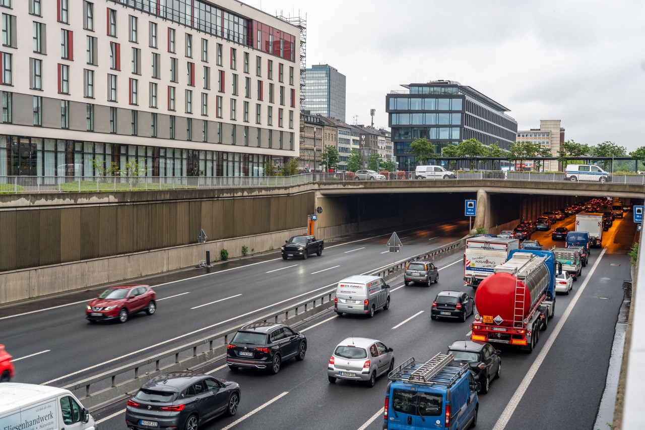 Stau auf der A59 bei der Stadtdurchfahrt in Duisburg. Auch am Sonntag wird es mit dem Auto schwer, durchzukommen. (Archivfoto)