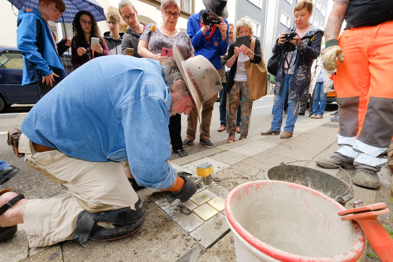 Künstler Gunter Demnig verlegt am 23. Mai insgesamt 13 Stolpersteine in Essen. Hier arbeitet er an der Maxstraße 24 in Essen und legt Steine für die Familie Pelz in den Boden.