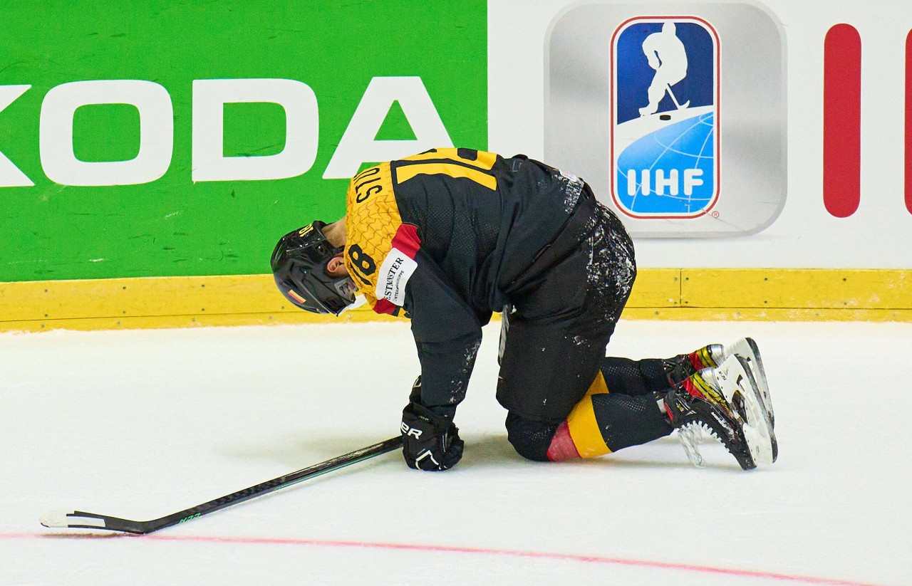 Tim Stützle hockt nach seiner Verletzung auf dem Eis. 