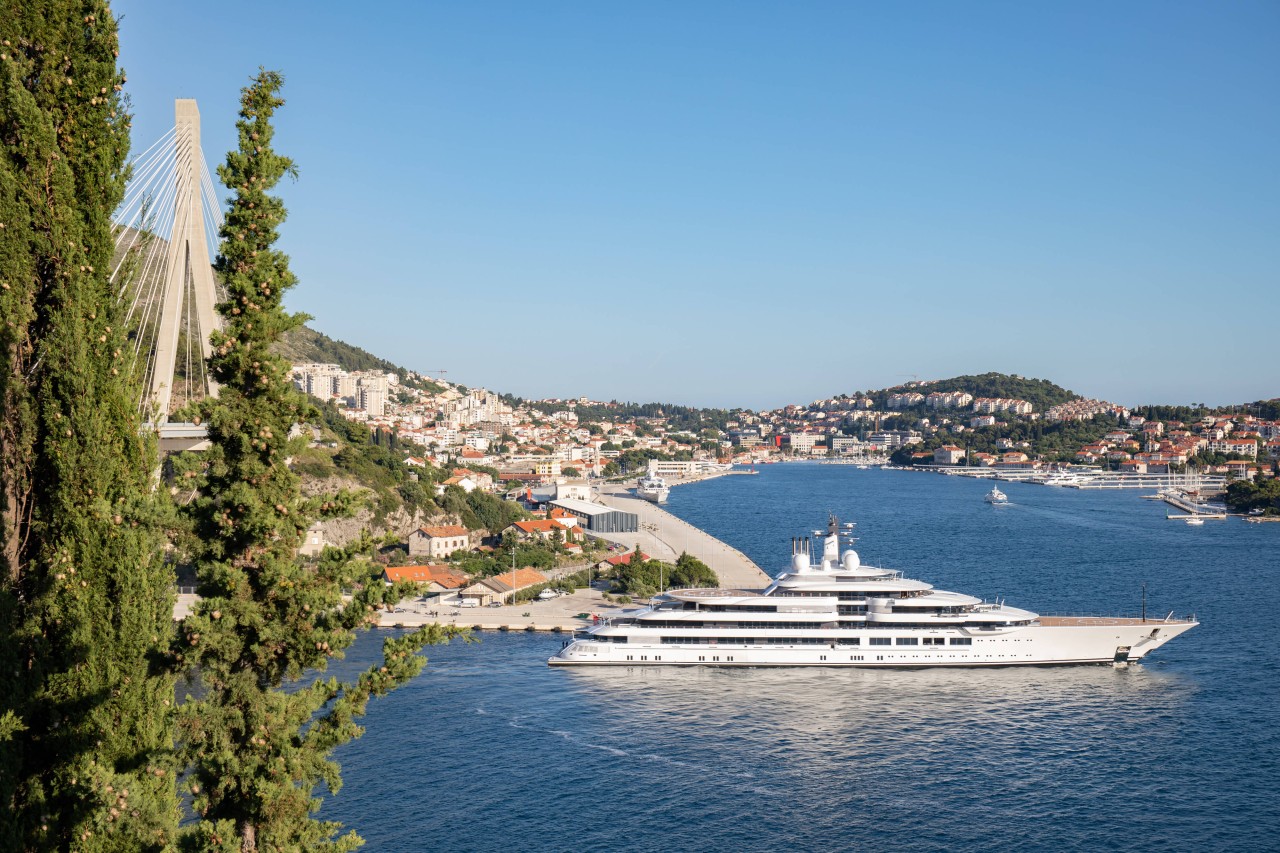 Diese Superyacht (hier in Kroatien zu sehen) soll Wladimir Putin gehören. (Archivbild)