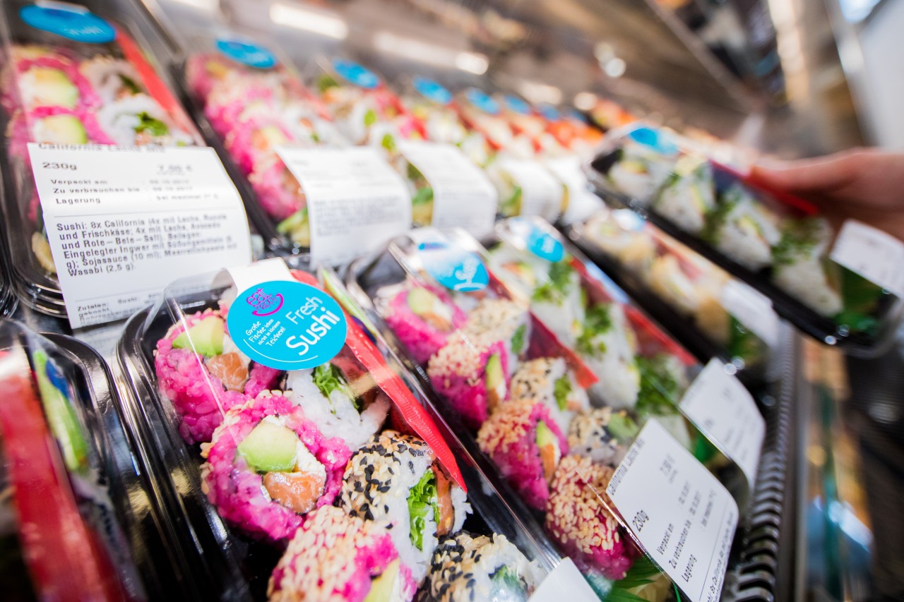 Bei Rewe gibt es zahlreiche Sushi-Boxen.