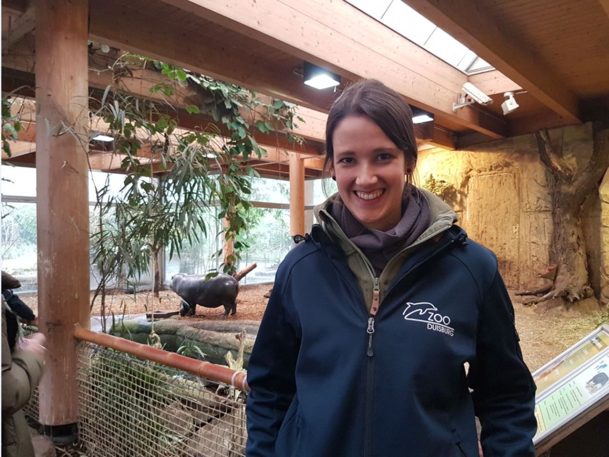 Tierärztin Carolin Bunert(29) arbeitet seit einem Jahr im Duisburger Zoo: „Für uns Tierärzte ist das etwas ganz Schönes- so ein Jungtier, das haben wir nicht jeden Tag.“ 