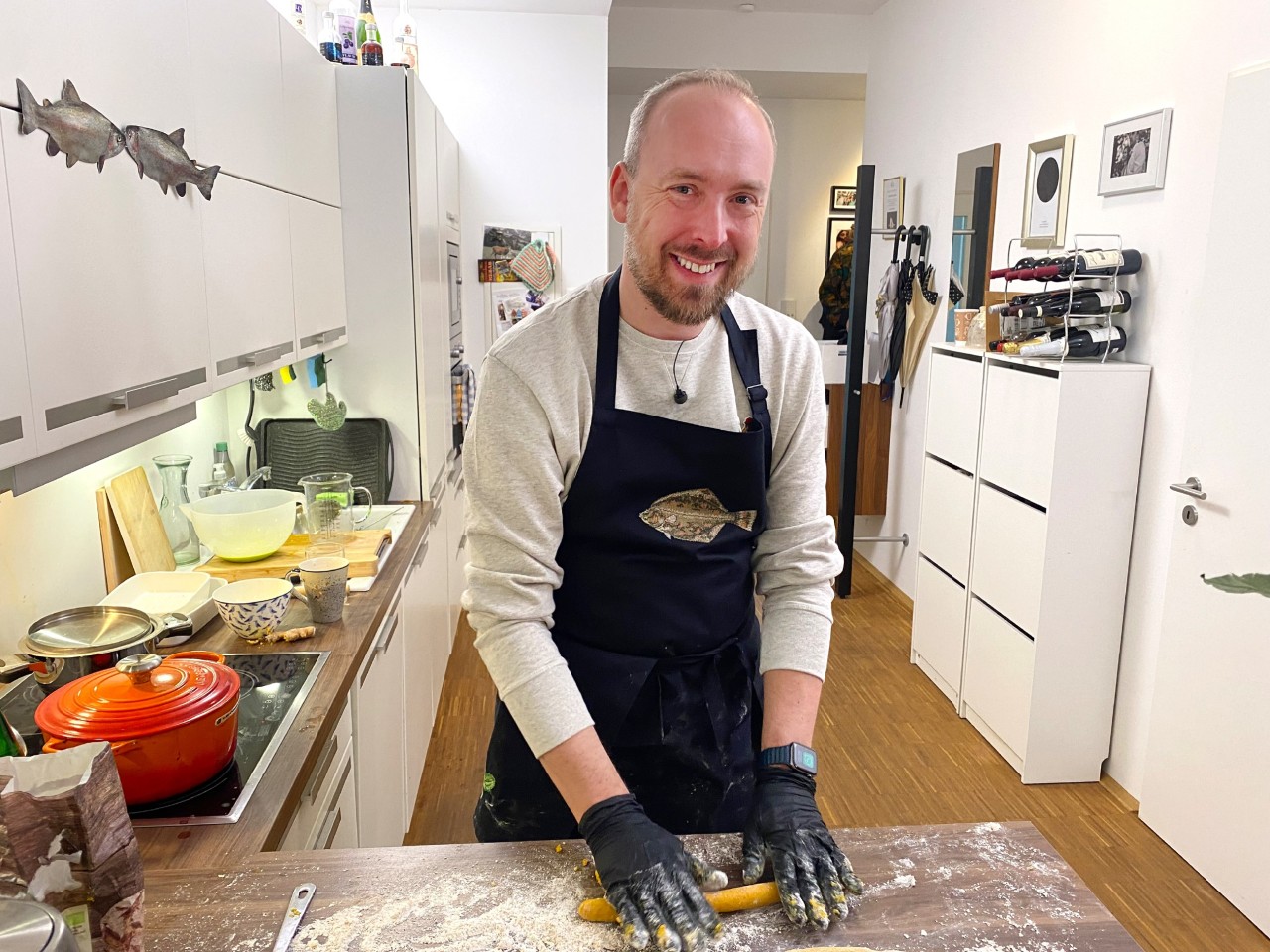 „Das perfekte Dinner“-Kandidat Tim sorgt auch abseits vom Herd für Furore.