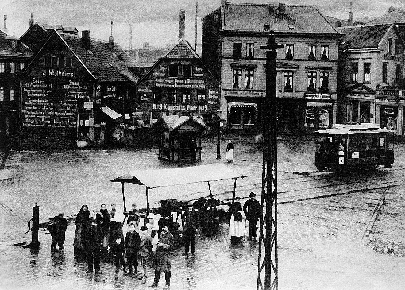 23. August 1893 am Kopstadtplatz: Es regnet, aber die Straßenbahn kommt zum ersten Mal. Und auch der Fotograf erhält gebührende Aufmerksamkeit.