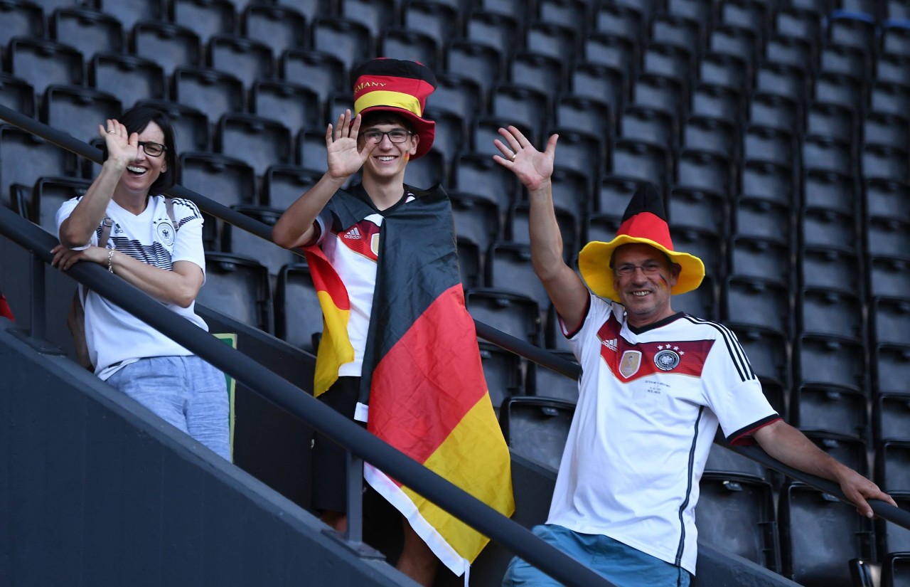 Ein paar deutsche Fans warten schon gespannt auf das Spiel Deutschland - Dänemark bei der U21 EM 2019.