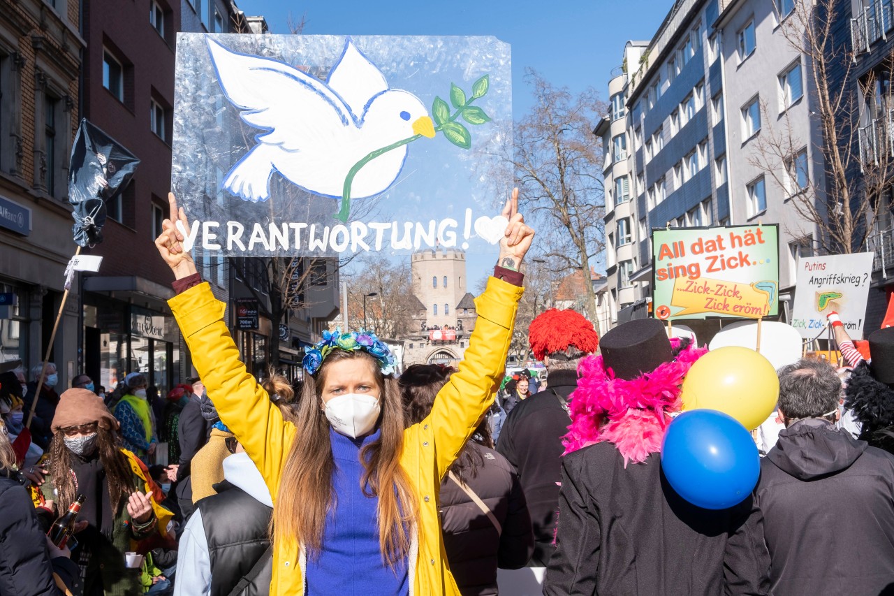 Demonstrationen wie hier am Rosenmontag in Köln sind hilfreich – es gibt allerdings noch viele andere Möglichkeiten, den Menschen direkt zu helfen.