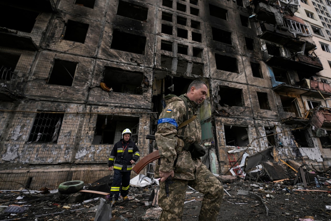 Ukraine-Krieg: Bei einem Angriff auf ein Wohnhaus in Kiew starb ein Mensch, zwölf weitere wurden verletzt.