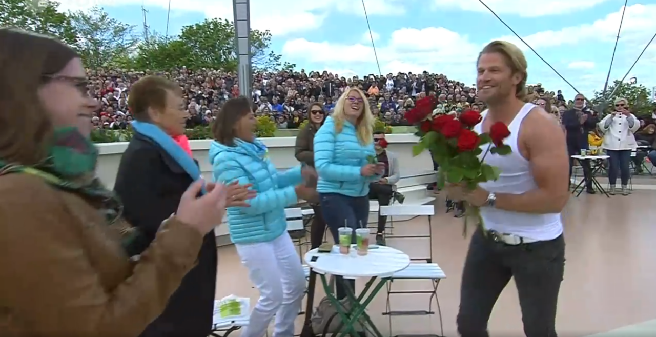 Bachelor Paul Janke verteilt Rosen.