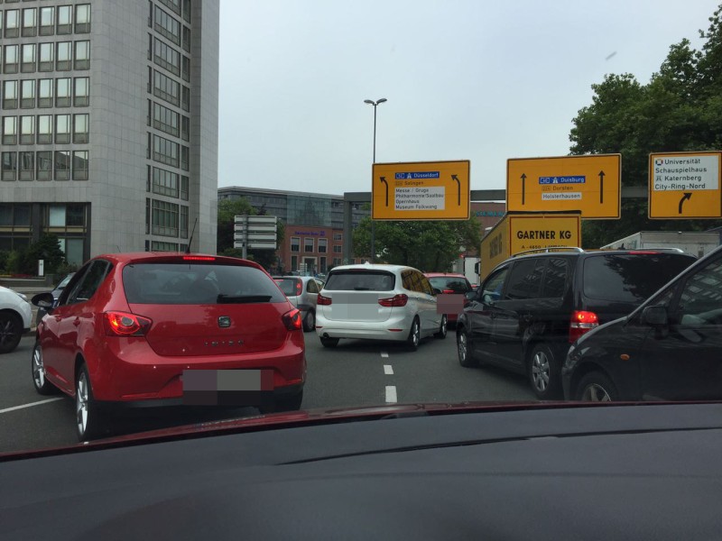 Unfall auf der Kreuzung Bismarckplatz: Der Verkehr staut sich.