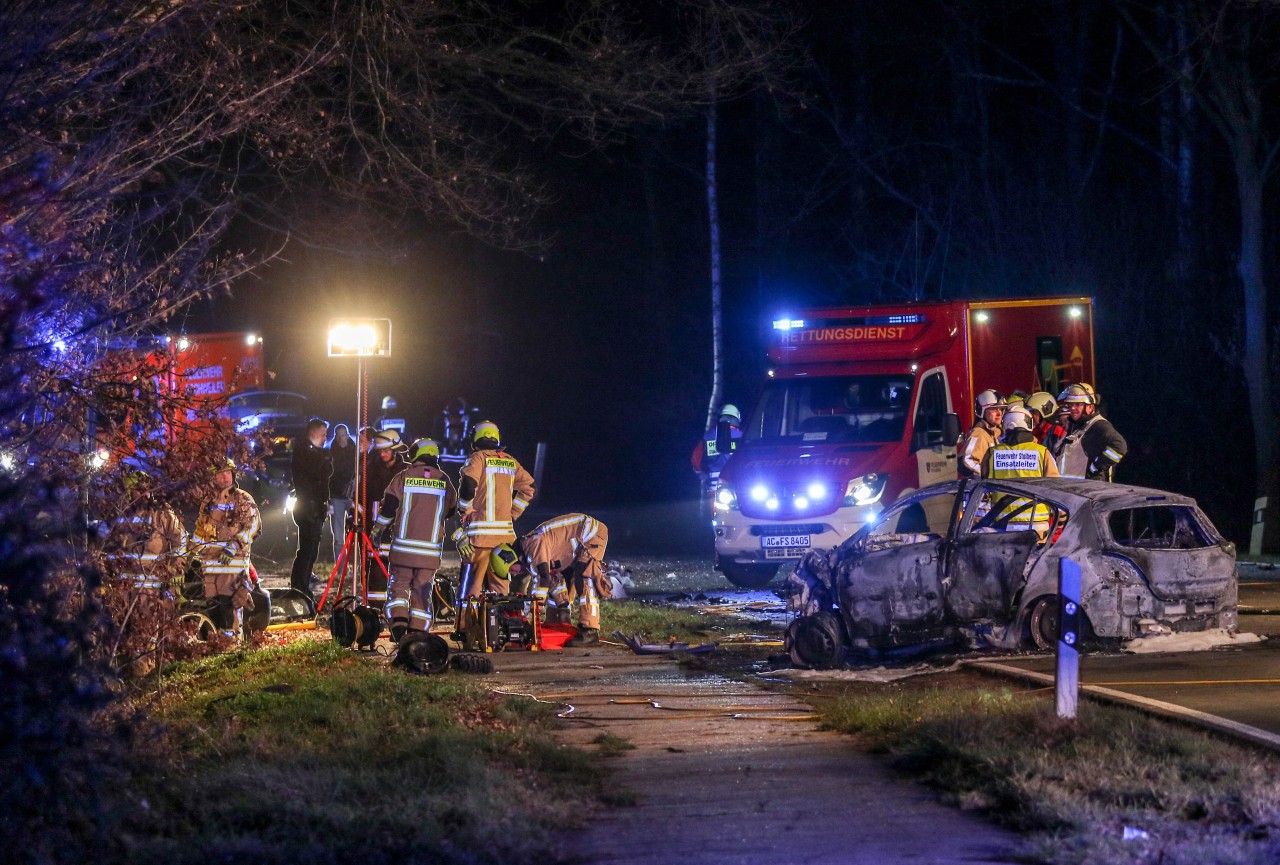 Der Kleinwagen der Frau brannte nach dem Unfall vollständig aus.