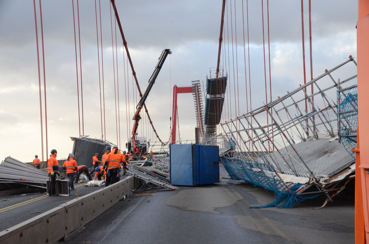 Das Unwetter in NRW brachte ein Baugerüst auf der Rheinbrücke in Emmerich zum Einsturz – doch das ist noch nicht alles.