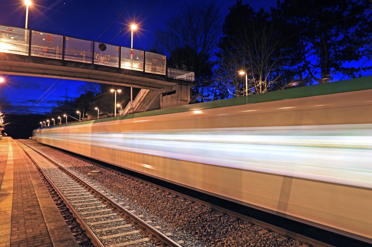 In NRW müssen die Passagiere in den nächsten Tagen in der Nacht auf den Schienenersatzverkehr zurückgreifen. (Symbolbild)
