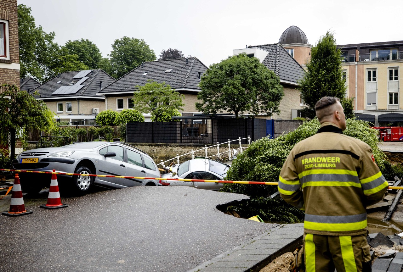 Valkenburg/Niederlande: Autos sind nach einem Brückeneinsturz schwer beschädigt. Die Brücke über dem Fluss Göhl war nach starken Überschwemmungen eingestürzt