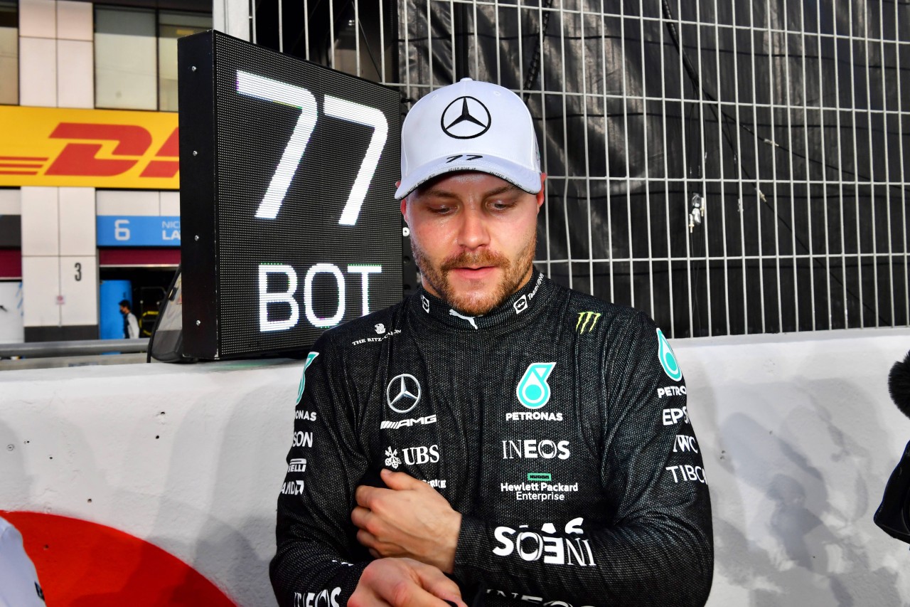 Valtteri Bottas steht bei Mercedes ganz allein dar.