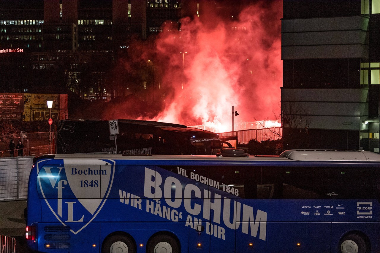 Der Vfl Bochum wurde von seinen Fans mit Pyro nach Nürnberg verabschiedet (Symbolbild).