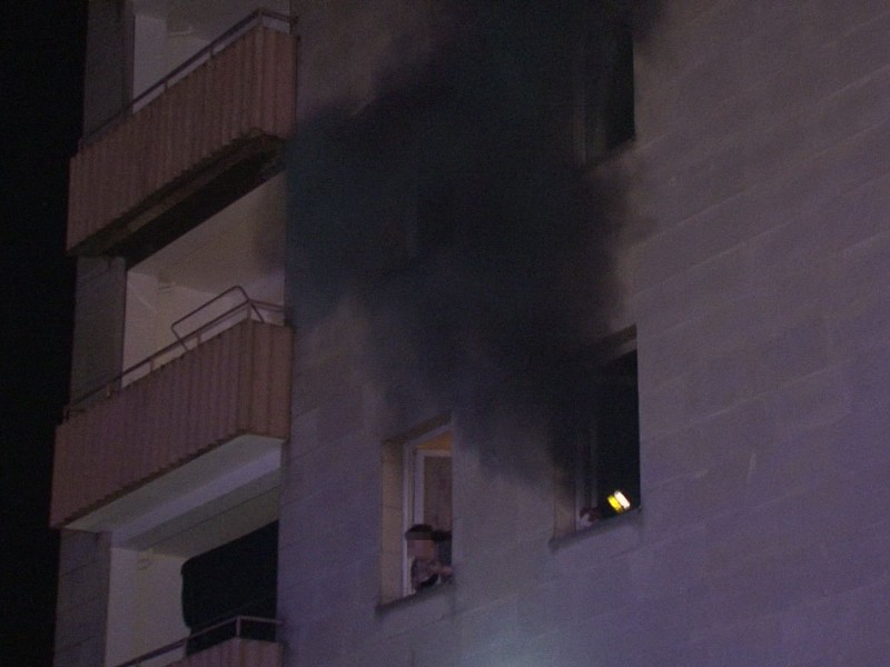 Der Rauch zog durch das ganze Gebäude. Eine Frau lehnte sich aus ihrem Fenster und rang nach Luft.
