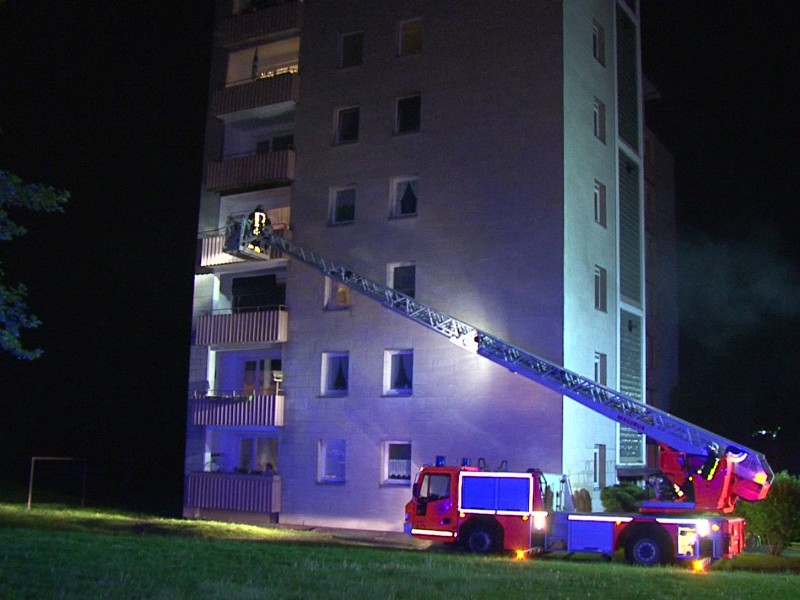 Ein Feuer brannte im Eingangsbereich des Hochhauses. Die Bewohner mussten mit einer Drehleiter über die Balkone gerettet werden.