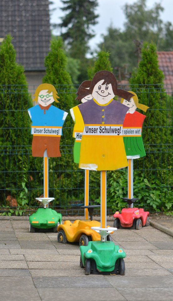 Warnpuppen in der Agnesstraße.jpg