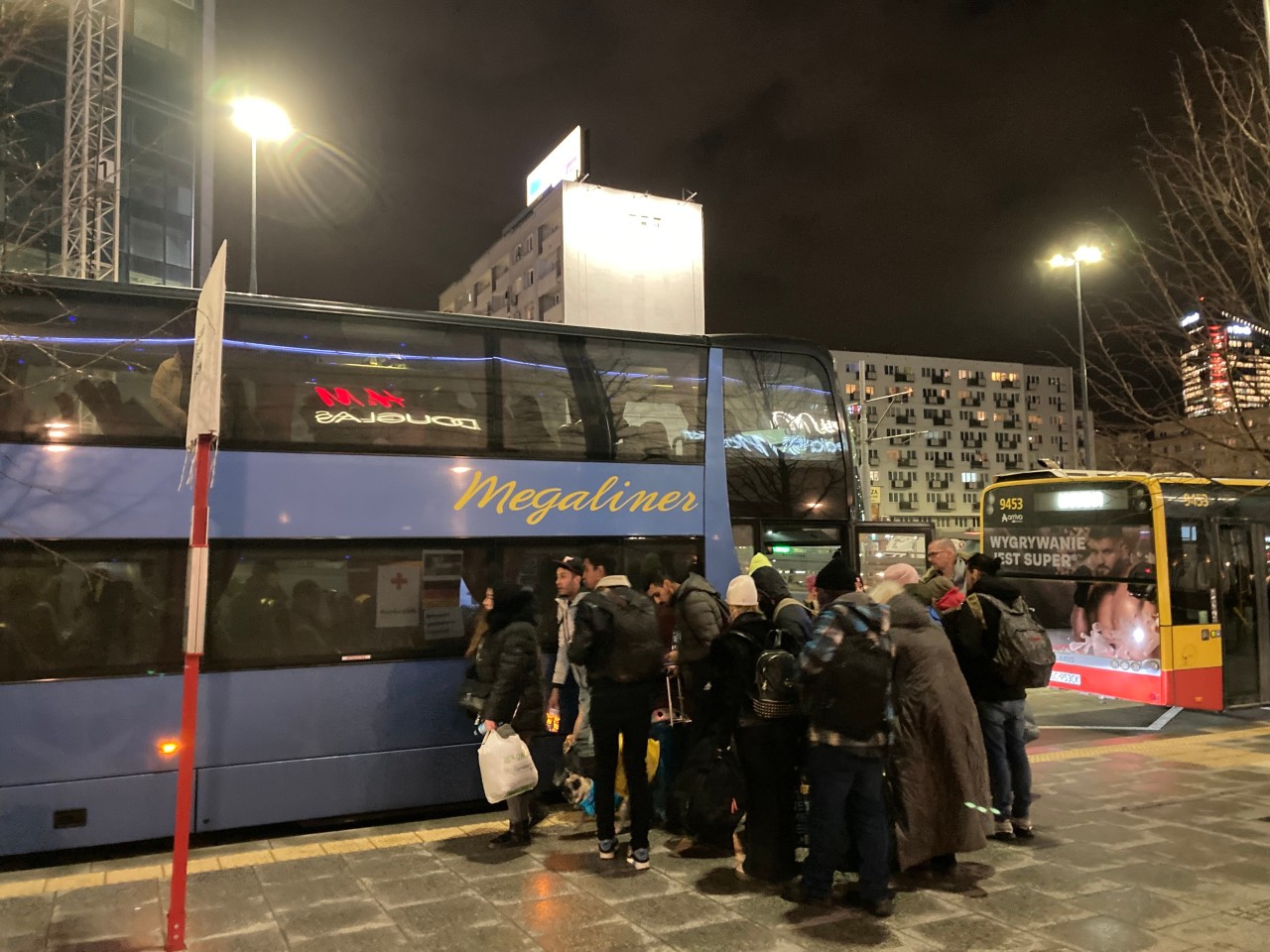 In Warschau sind zusätzlich fast 20 Ukraine-Flüchtlinge in den Bus eingestiegen.