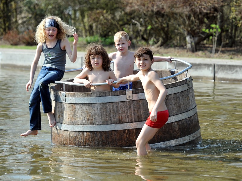 Wolf, Hadi, Luca und Kasi (vl) genießen den warmen Tag am Wasserspielplatz in Gelsenkirchen im Nordsternpark.