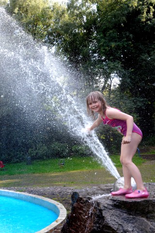  Am Wasserspielplatz im Revierpark Vonderort in Bottrop / Oberhausen erfrischt sich Fenia.