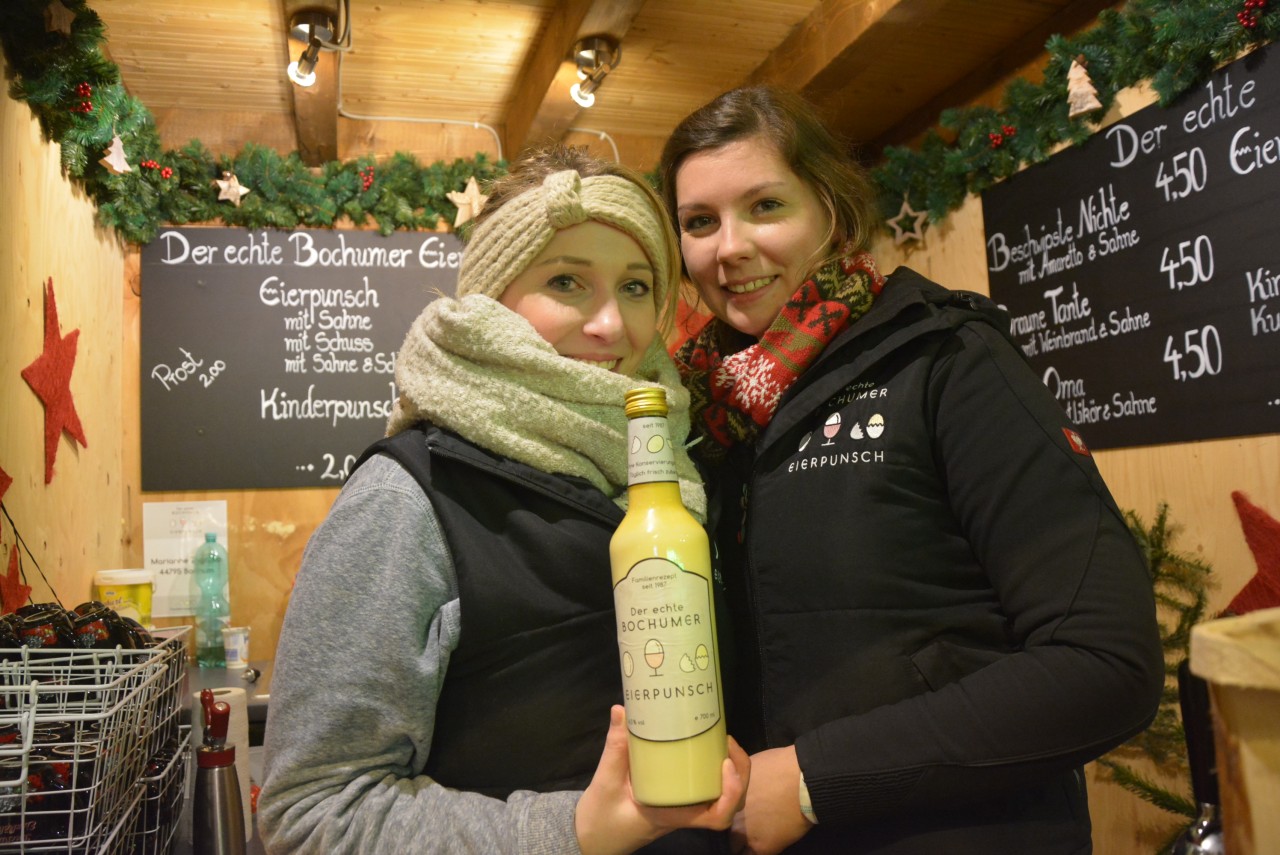 Sie verkaufen Getränke am Stand "Der echte Bochumer Eierpunsch". Von links Jana Bontkowski und Josephin Palmowski.