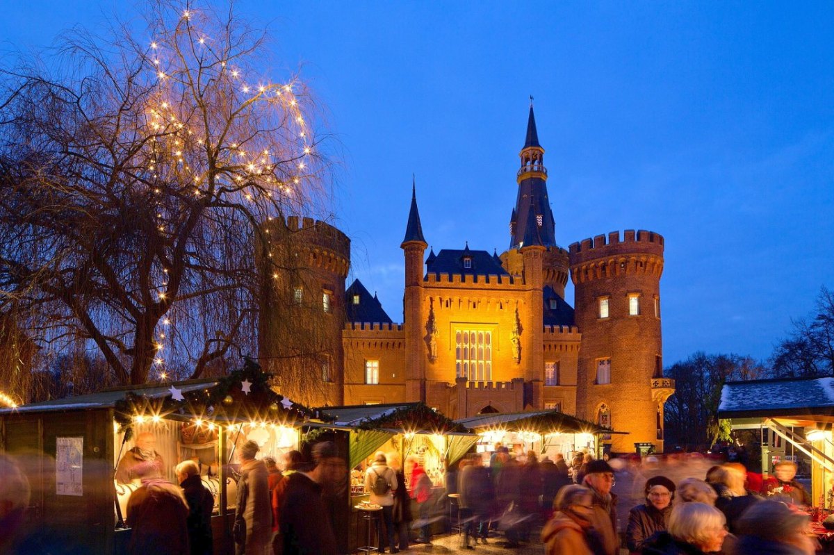 Weihnachtsmarkt im Schloss Moyland in Bedburg-Hau