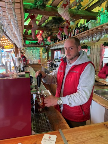 Weihnachtsmarkt Duisburg: Jan arbeitet beim Glühweinstand „Bengel“, hat Angst vor einer Schließung.