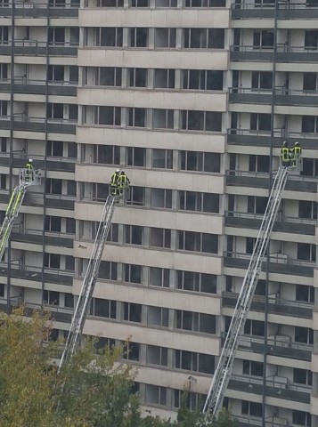 Mehrere Drehleitern im Einsatz an einem der „Weißen Riesen“ in Duisburg.