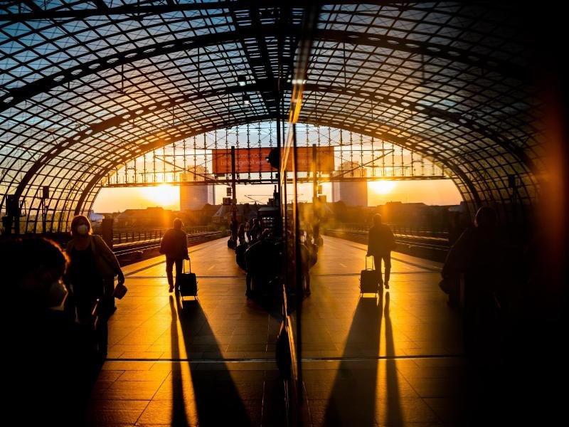 Wer nicht fliegen möchte, kann auch mit dem Nachtzug weite Strecken fahren. Das Angebot in Deutschland wächst.