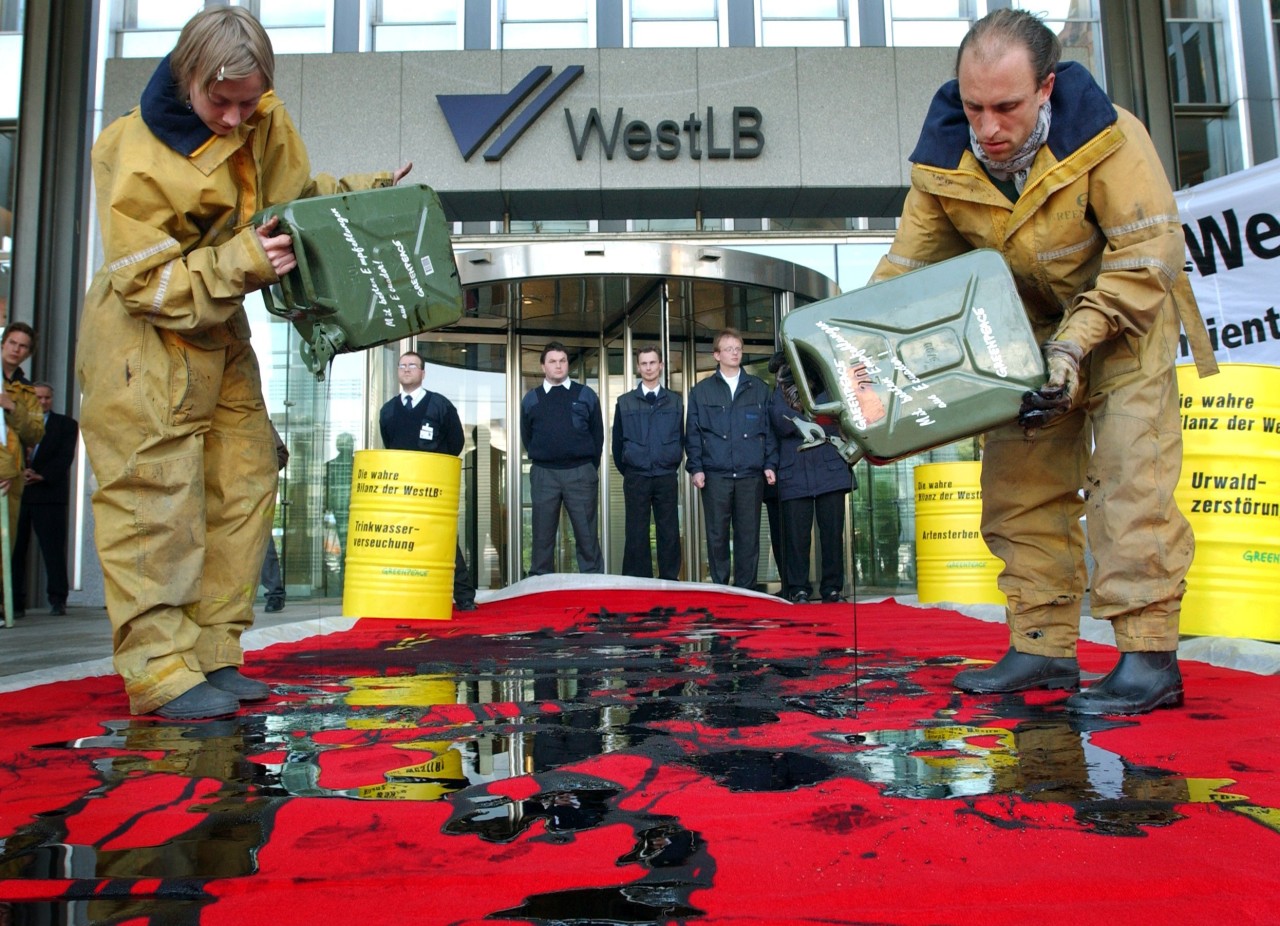 Damals gab es Proteste gegen die WestLB, hier von Greenpeace. 