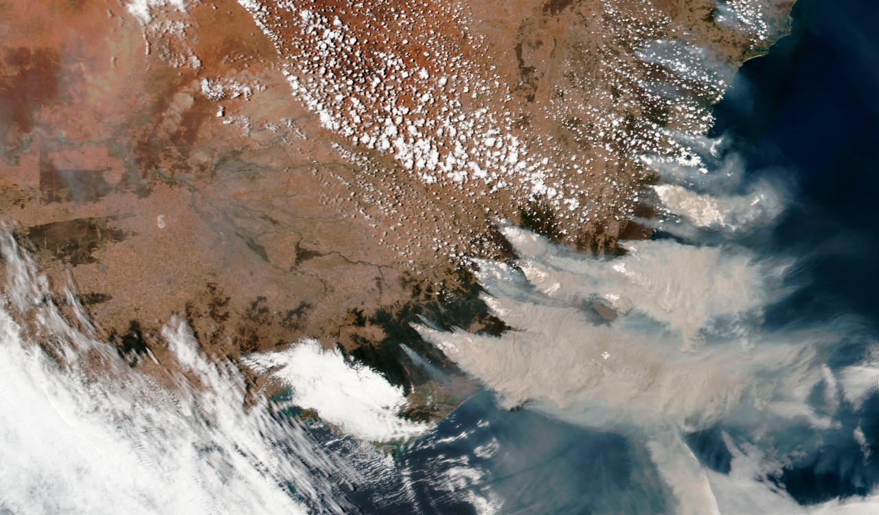 Die Satellitenaufnahme zeigt die Ausmaße der Waldbrände im australischen Victoria und New South Wales. 
