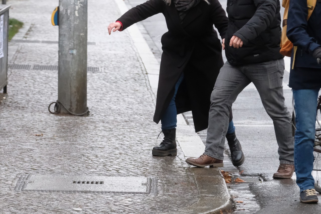 Wetter in NRW: Am Samstag und Sonntag droht Glätte- und Frost-Gefahr! (Symbolbild)