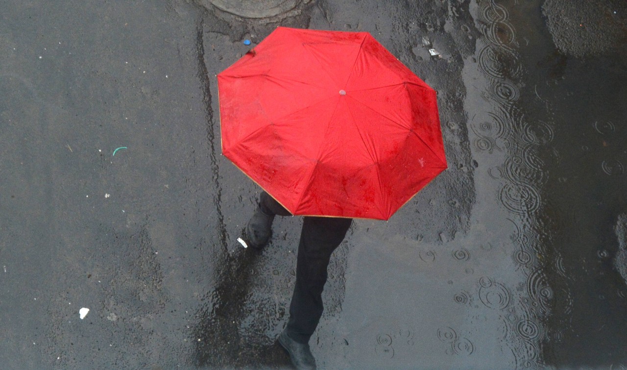 Wetter im Ruhrgebiet: Aufgepasst! An einigen Stellen könnte es literweise schütten übers Wochenende. (Symbolbild)