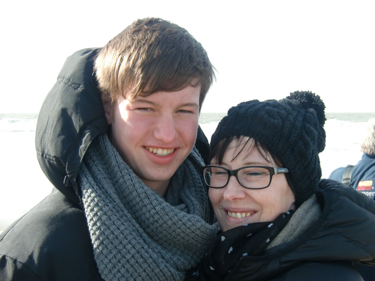 Ein Lachen. Ein Foto. Ein unvergesslicher Tag am Meer. Kurz darauf stirbt die Frau.