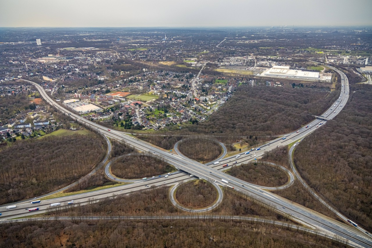 Autobahnkreuz der A2 und A3 bei Oberhausen. 