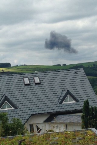 Nach der Kollision mit einem Kampfjet der Bundeswehr ist am Montagnachmittag ein Learjet bei Elpe im Sauerland abgestürzt. Der Unfall geschah bei einer Flugübung. Mindestens ein Insasse des Zivilflugzeugs kam ums Leben.