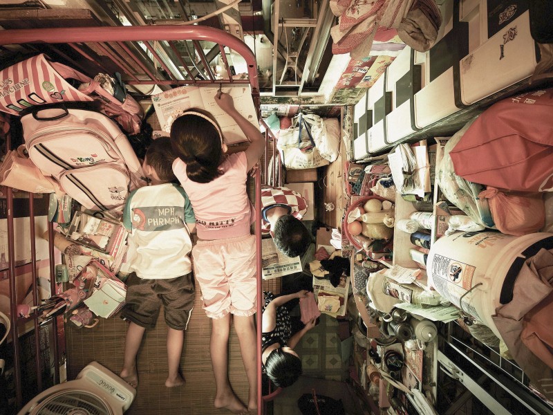 Auf nur wenigen Quadratmetern müssen sich viele Bewohner der chinesischen Millionenmetropole Hongkongs häuslich einrichten. Die Schere zwischen Arm und Reich klafft immer mehr auseinander, die Mietpreise schnellen in die Höhe. Der Fotograf Benny Lam hat für die Menschenrechtsorganisation Society for Community Organisation (SoCO) die beengten Wohnsituationen dokumentiert. Wir zeigen eine Auswahl der kleinen Apartments.