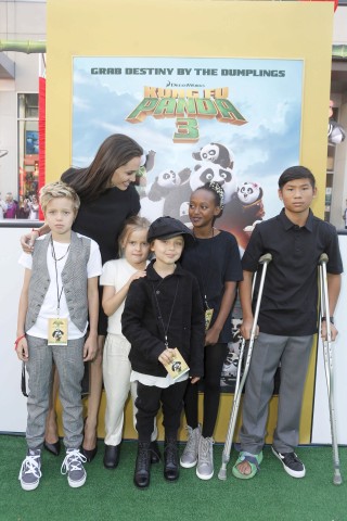 Angelina Jolie mit ihren Kindern Shiloh (v.l.), Vivienne, Knox Leon, Zahara und Pax bei der Premiere von Kung Fu Panda 3 in Hollywood.